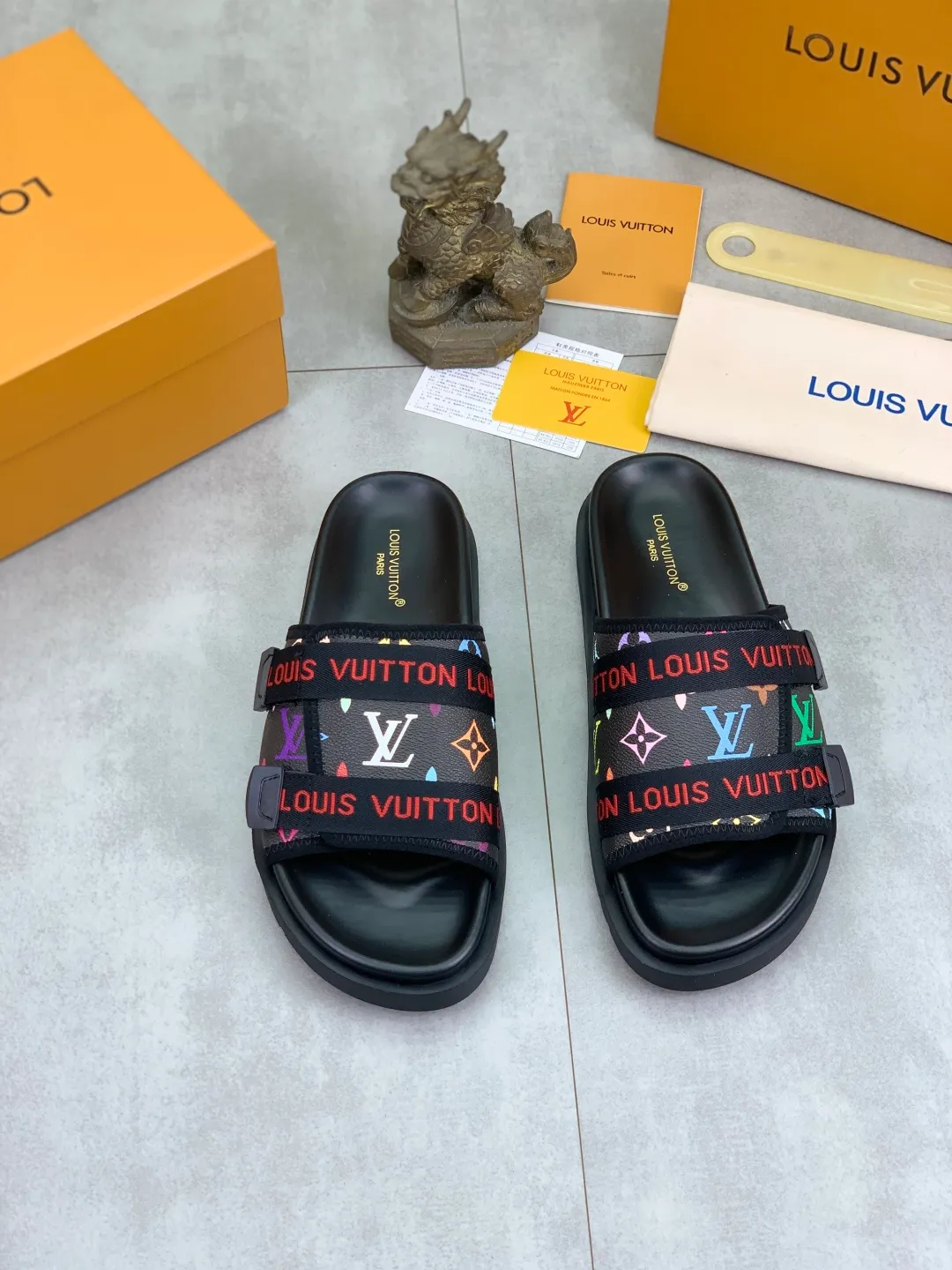 Men's shoes 💰P320💰【New style】🆘 Original quality 【LOUIS VUITTON】The popular Louis Vuitton LV men's slippers on the official website are on sale simultaneously! Original fabric imported from Italy, original factory special supply, code number: 38-44 (45 customized), many colors available